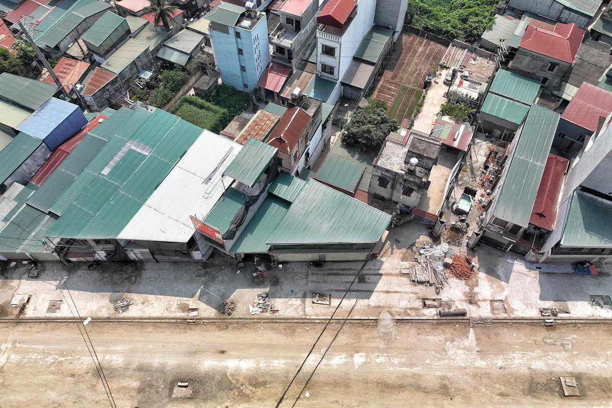 Đáng chú ý, dù dự án chưa hoàn thành, nhưng hai bên đường đã xuất hiện hàng loạt căn nhà có diện tích khiêm tốn, méo mó, hình thù kỳ dị...