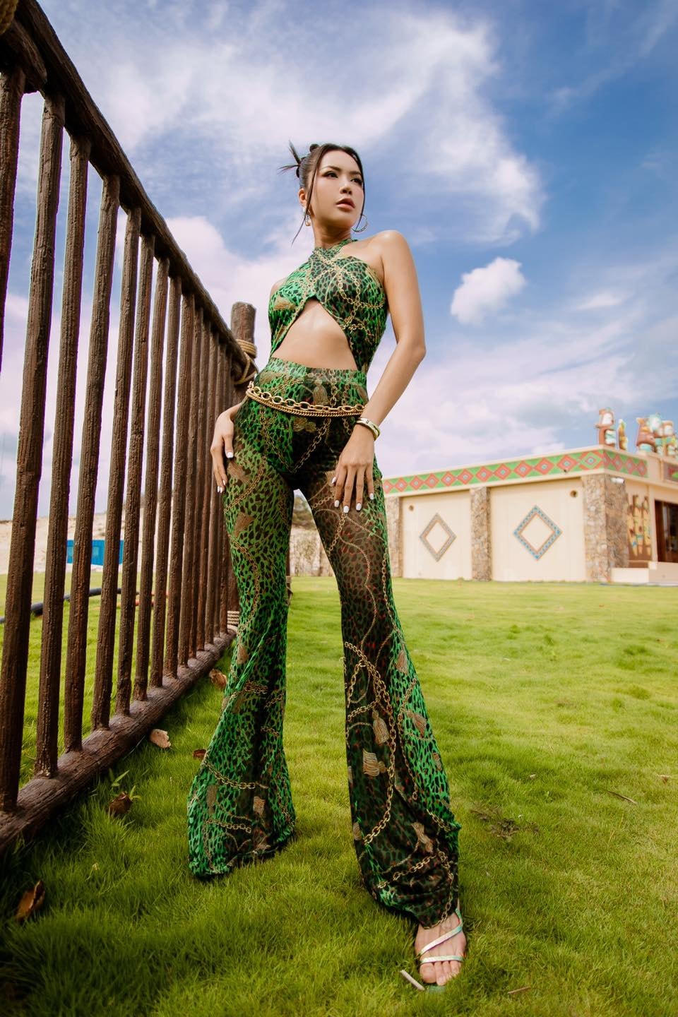 Không ít lần, Minh Tú khiến công chúng ngỡ ngàng vì khoe tủ đồ hiệu có một không hai. 