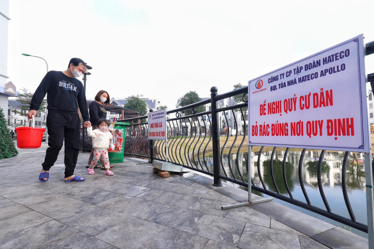 Người dân Hà Nội thả cá chép tiễn ông Công ông Táo về trời