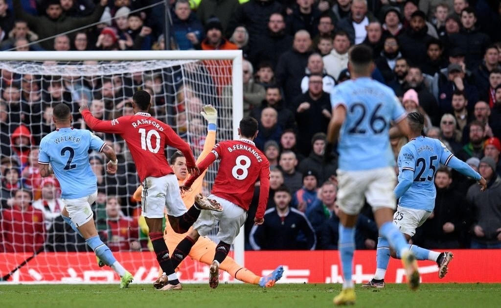 Fernandes ghi bàn vào lưới Man City.