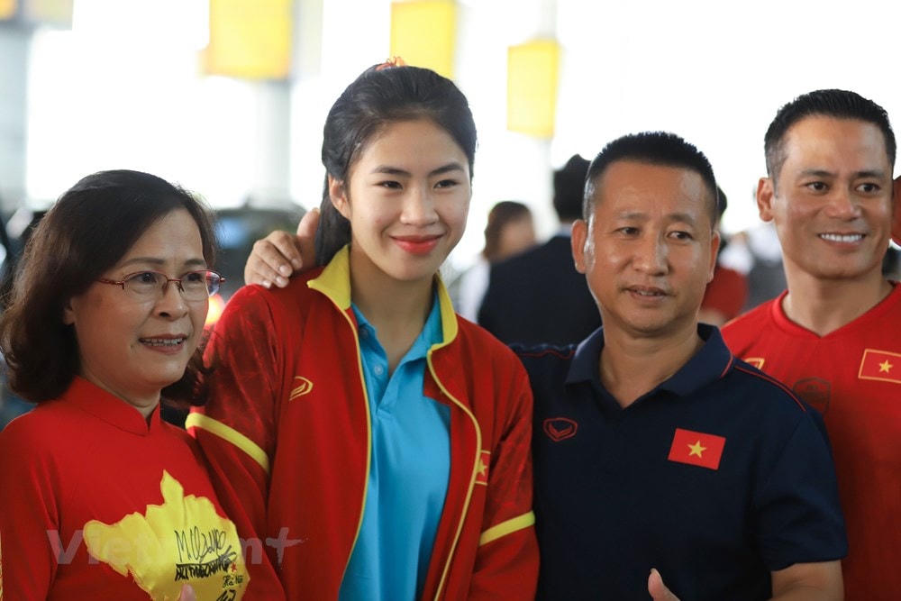 Tiền vệ Thanh Nhã được chào đón trong vòng tay của các cổ động viên. Cầu thủ sinh năm 2001 được đánh giá là một trong những tài năng triển vọng nhất của Bóng đá Nữ châu Á. (Ảnh: Việt Anh/Vietnam+).