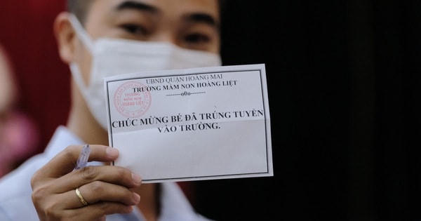 Phụ huynh bốc thăm suất học cho con vào Trường mầm non Hoàng Liệt (Hoàng Mai, Hà Nội)   Ảnh: TL.