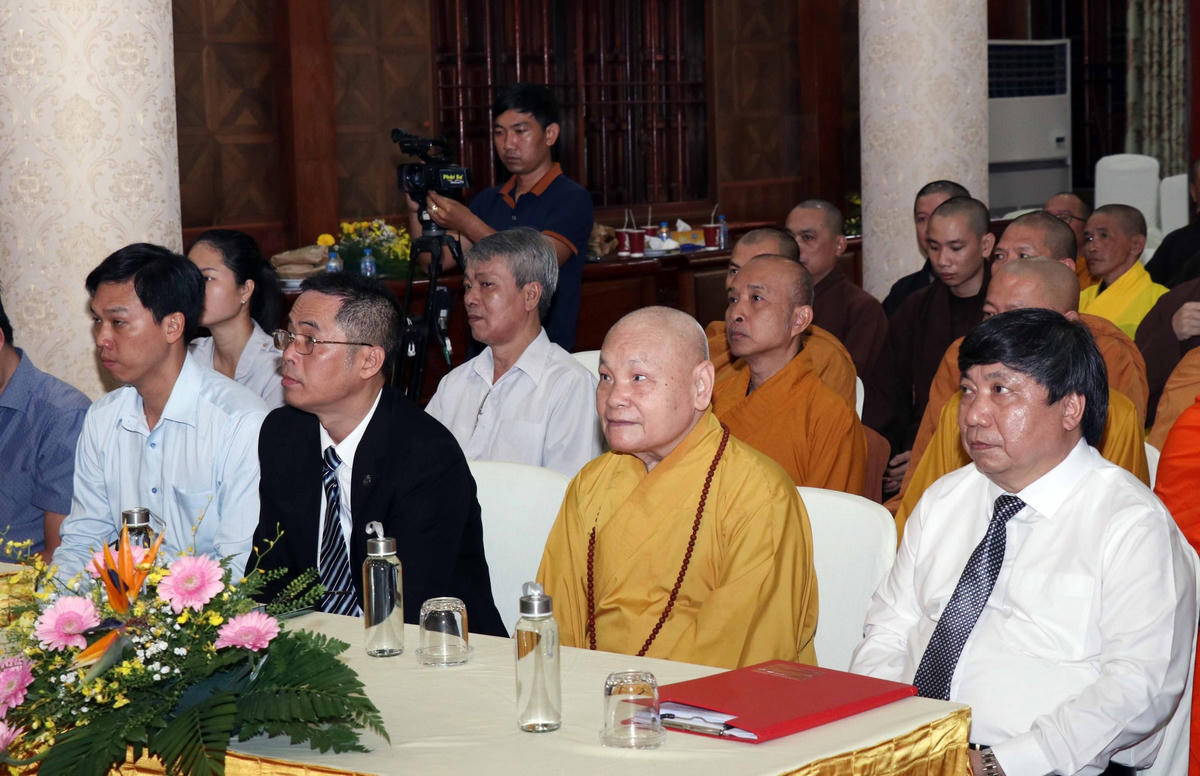 Đại lão Hòa thượng Thích Thiện Nhơn, Chủ tịch Hội đồng Trị sự Giáo hội Phật giáo Việt Nam (thứ hai từ phải qua) tại lễ khai mạc khóa tập huấn. (Ảnh: X.Khu).