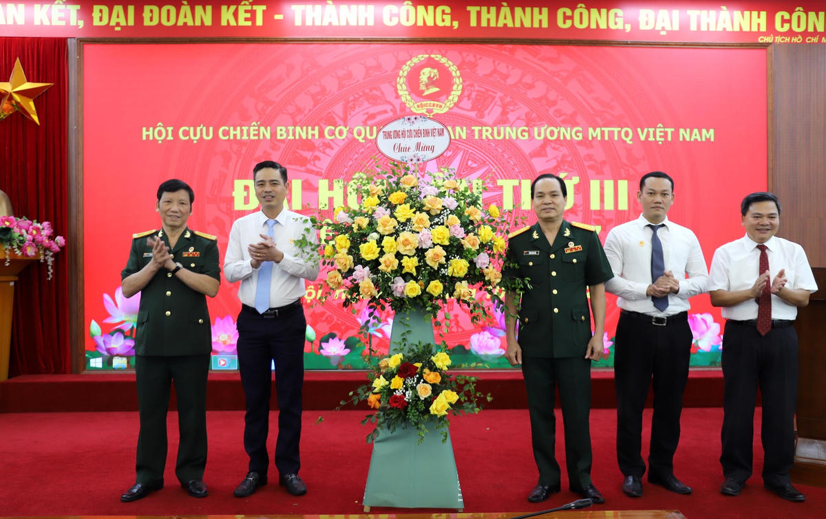 Đại biểu tặng hoa chúc mừng Đại hội.