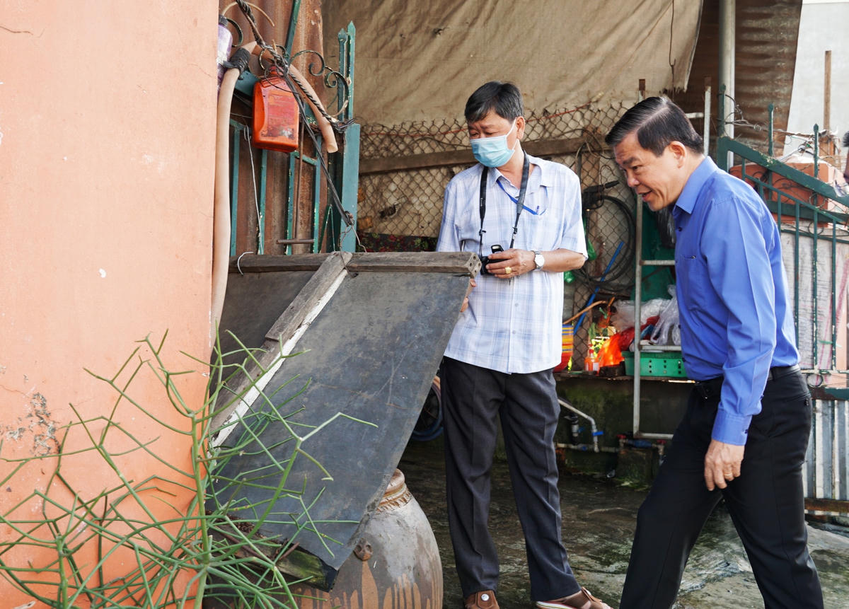 Bí thư Tỉnh ủy Đồng Nai Nguyễn Hồng Lĩnh kiểm tra những vị trí có thể phát sinh lăng quăng tại một nhà dân ở phường Hố Nai, TP Biên Hòa. Ảnh: Mạnh Thìn.