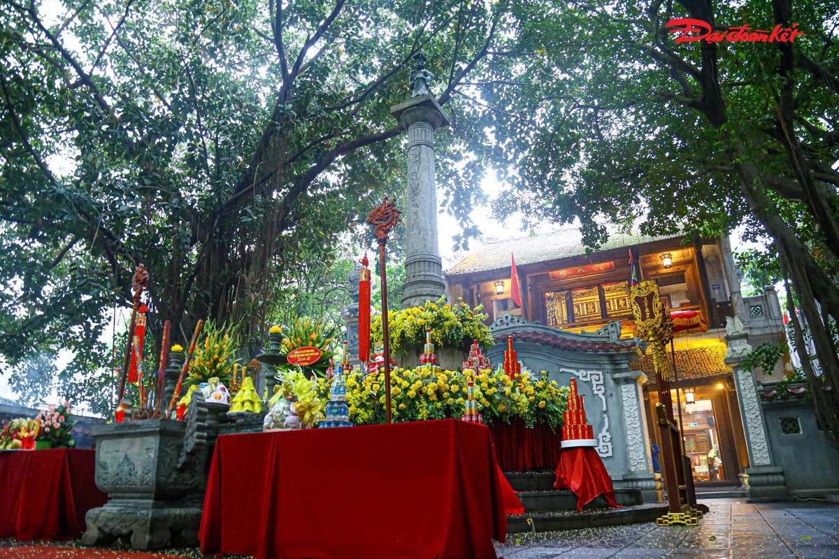 Khắp nơi vang lên ca khúc khải hoàn, ngày 15 tháng 4 năm Mậu Thân (1428), Vua Lê Thái Tổ đăng quang tại Điện Kính Thiên, Thành Đông Quan (Hà Nội ngày nay) lấy niên hiệu là Thuận Thiên, đặt Quốc hiệu Đại Việt, công bố Đại cáo Bình Ngô. 