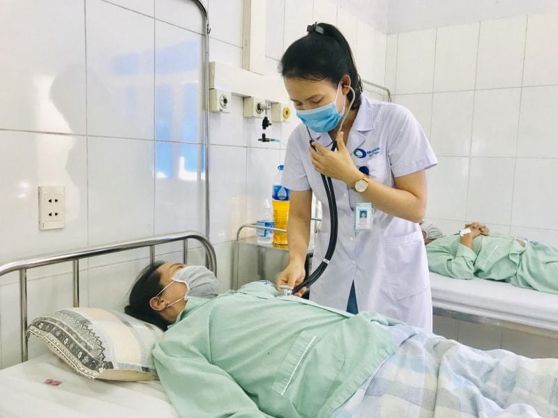 Thăm khám cho bệnh nhân mắc sốt xuất huyết. Ảnh: TL.