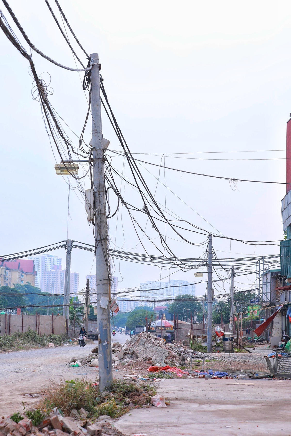 Bất chấp lệnh tháo dỡ hàng rào bê tông trên vành đai 2,5 vẫn tồn tại