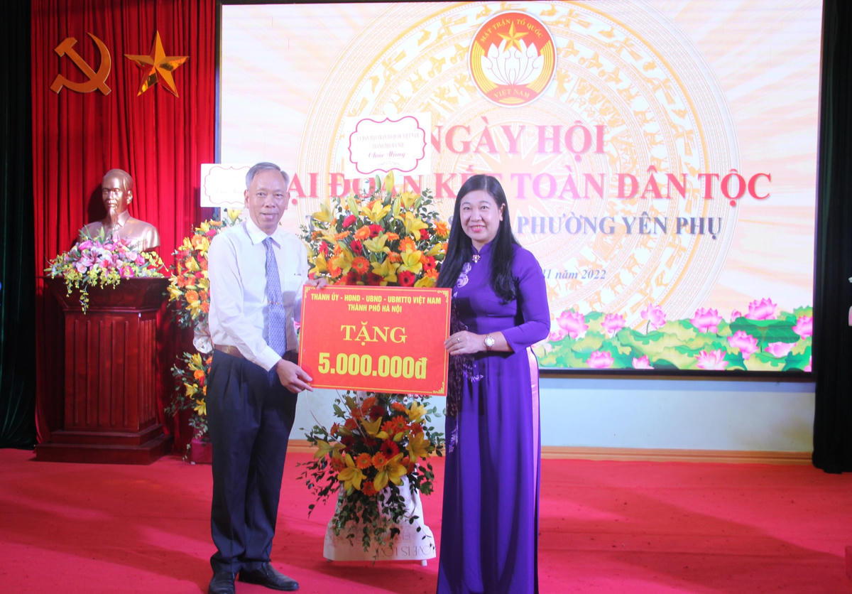 Bà Nguyễn Lan Hương tặng quà cho Tổ dân phố số 7, phường Yên Phụ, quận Tây Hồ.