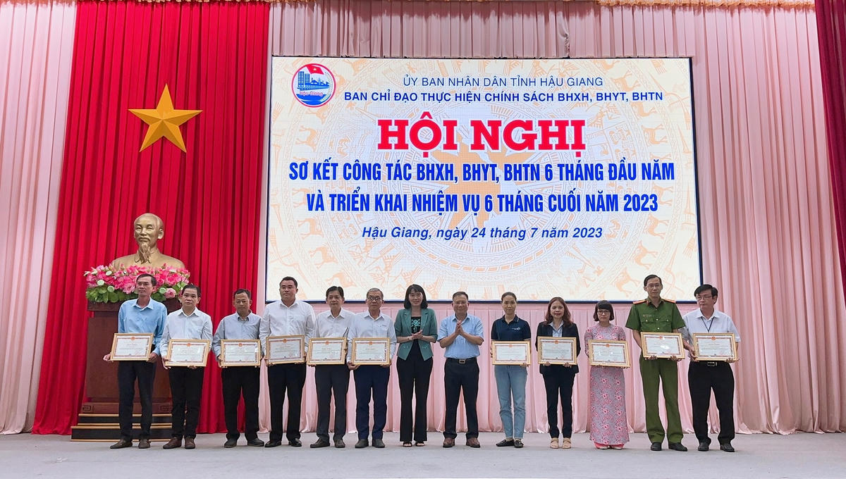 Ông Lê Hùng Sơn, Phó Tổng Giám đốc BHXH Việt Nam và bà Hồ Thu Ánh, Phó Chủ tịch UBND tỉnh trao bằng khen của Tổng Giám đốc BHXH Việt Nam đến đại diện các tập thể.