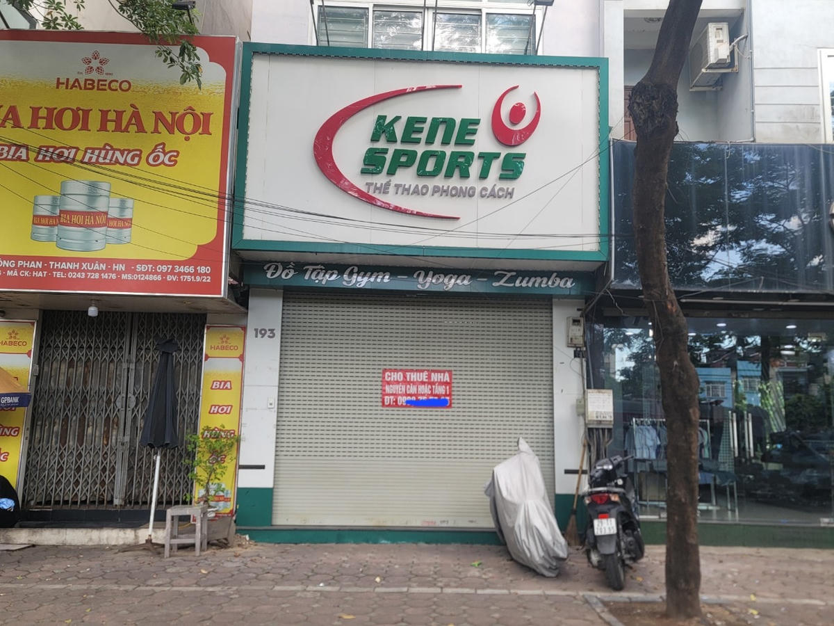 Anh có mặt bằng cho thuê tại số 193 Vũ Tông Phan. Anh cho biết cửa hàng này trước đây anh cho thuê 18 triệu/tháng, hơn 6 tháng nay chưa tìm được người thuê. Trong cửa hàng đã có điều hoà, đèn chiếu sáng cùng với tủ và các vật dụng do người thuê để lại. Hiện tại anh cho thuê với giá 16 triệu/tháng có thương lượng.