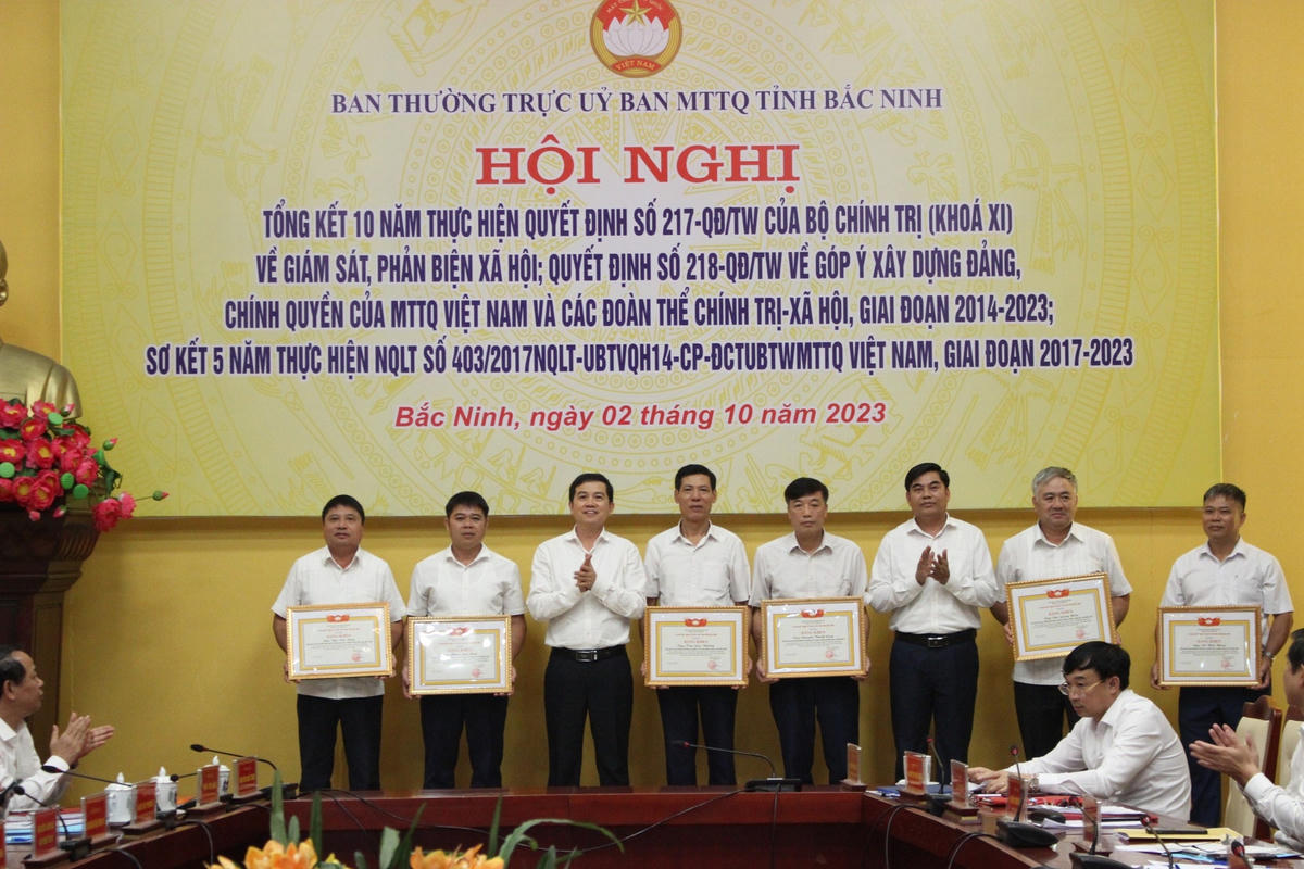Đại diện lãnh đạo MTTQ tỉnh Bắc Ninh trao Bằng khen cho các tập thể, cá nhân có thành tích xuất sắc.