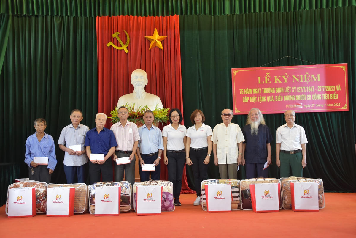 Nhân ngày 27/7, Báo Đại Đoàn Kết đã tổ chức thăm hỏi, động viên và trao quà cho thương bệnh binh, gia đình liệt sĩ và người có công với cách mạng tại thị trấn Phú Minh và xã Nam Tiến (huyện Phú Xuyên, Hà Nội).