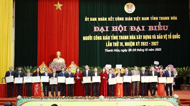 Ủy ban MTTQ tỉnh Thanh Hóa tặng Bằng khen cho 2 tập thể, 17 cá nhân thuộc Ủy ban ĐKCG tỉnh Thanh Hóa đã có nhiều thành tích trong tham gia các hoạt động của Uỷ ban ĐKCG các cấp, góp phần xây dựng khối đại đoàn kết toàn dân tộc, giai đoạn 2015-2022.