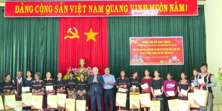 Chủ tịch Đỗ Văn Chiến cùng lãnh đạo tỉnh Gia lai tặng quà bà con xã xã Ia Khươl, huyện Chư Păh, Gia Lai.