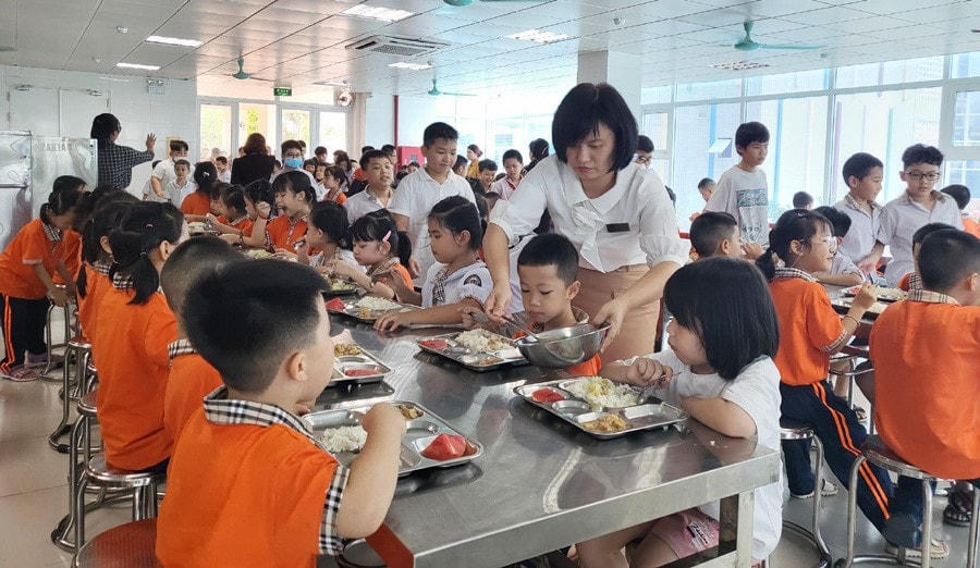 Nhiều trường học đã tăng cường kiểm tra, giám sát các bếp ăn bán trú.
