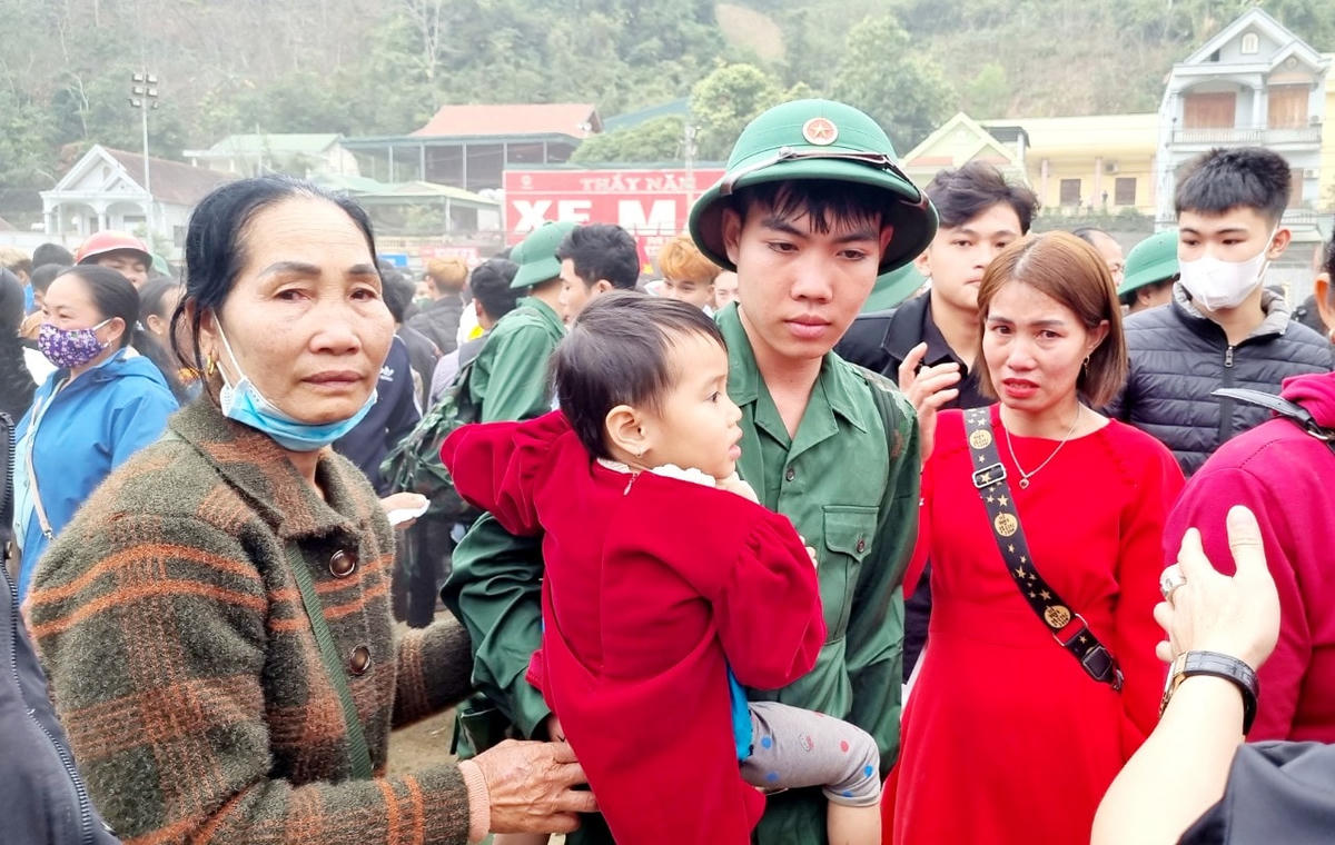 Tân binh Vi Thế Anh, xã Lưu Kiền, huyện Kỳ Sơn bịn rịn chia tay với người thân.