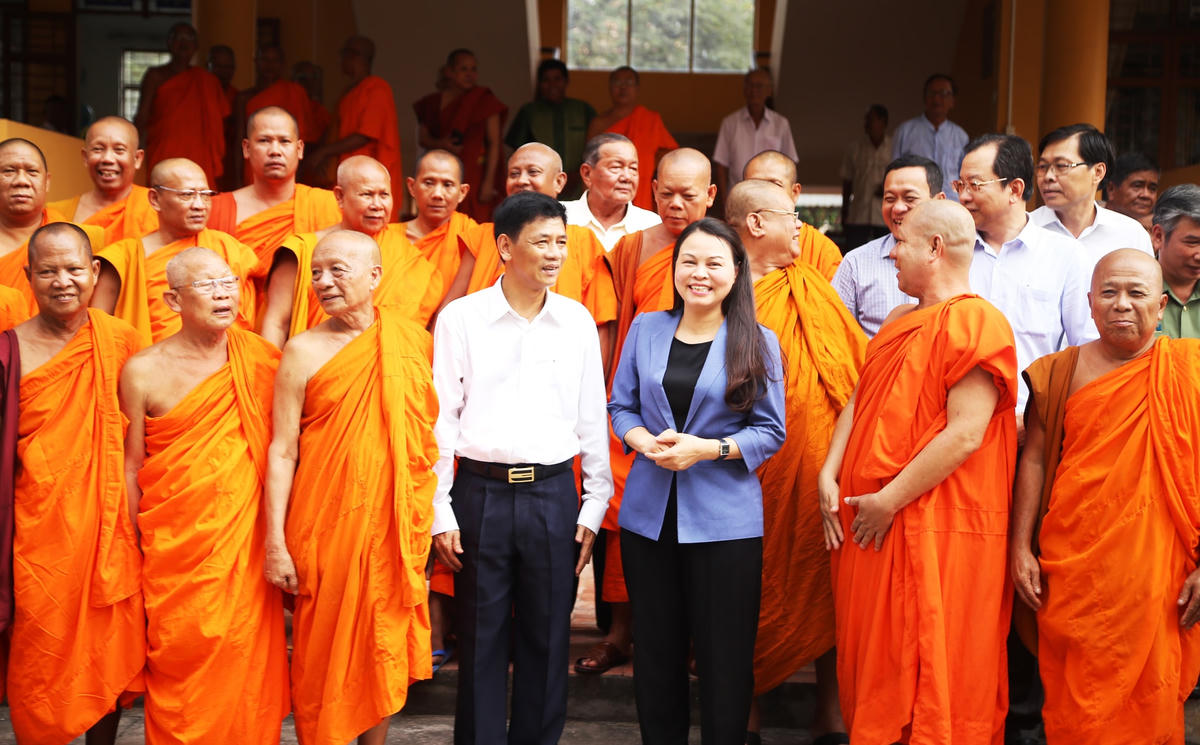 Ủy viên Trung ương Đảng, Phó Chủ tịch - Tổng thư ký UBTƯ MTTQ Việt Nam Nguyễn Thị Thu Hà chúc Tết Chôl Chnăm Thmây tại tỉnh Sóc Trăng. Ảnh: Quốc Trung.