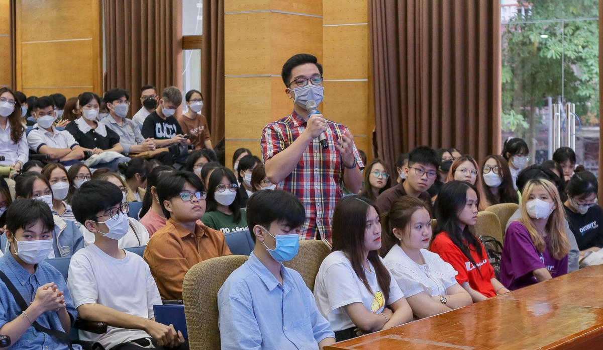 Tân sinh viên Học viện Ngoại giao tham gia chương trình sinh hoạt công dân và học tập đầu khóa.