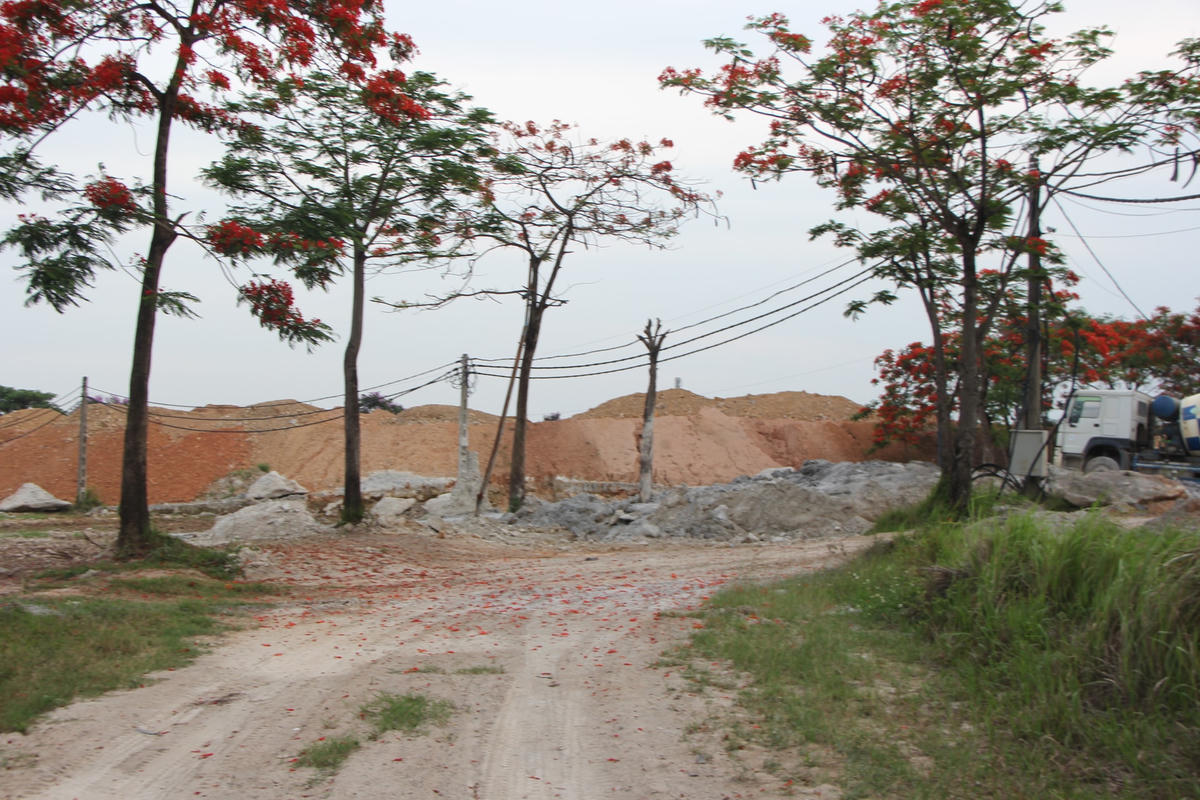 Xung quanh trạm trộn những chất thải, cặn bã được đổ bừa bãi trên đất khu sinh thái, nước thải xi măng lênh láng khắp mặt đường.
