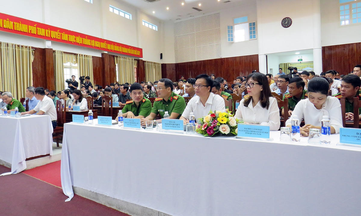Các đại biểu tham dự Chương trình buổi gặp mặt, đối thoại.  