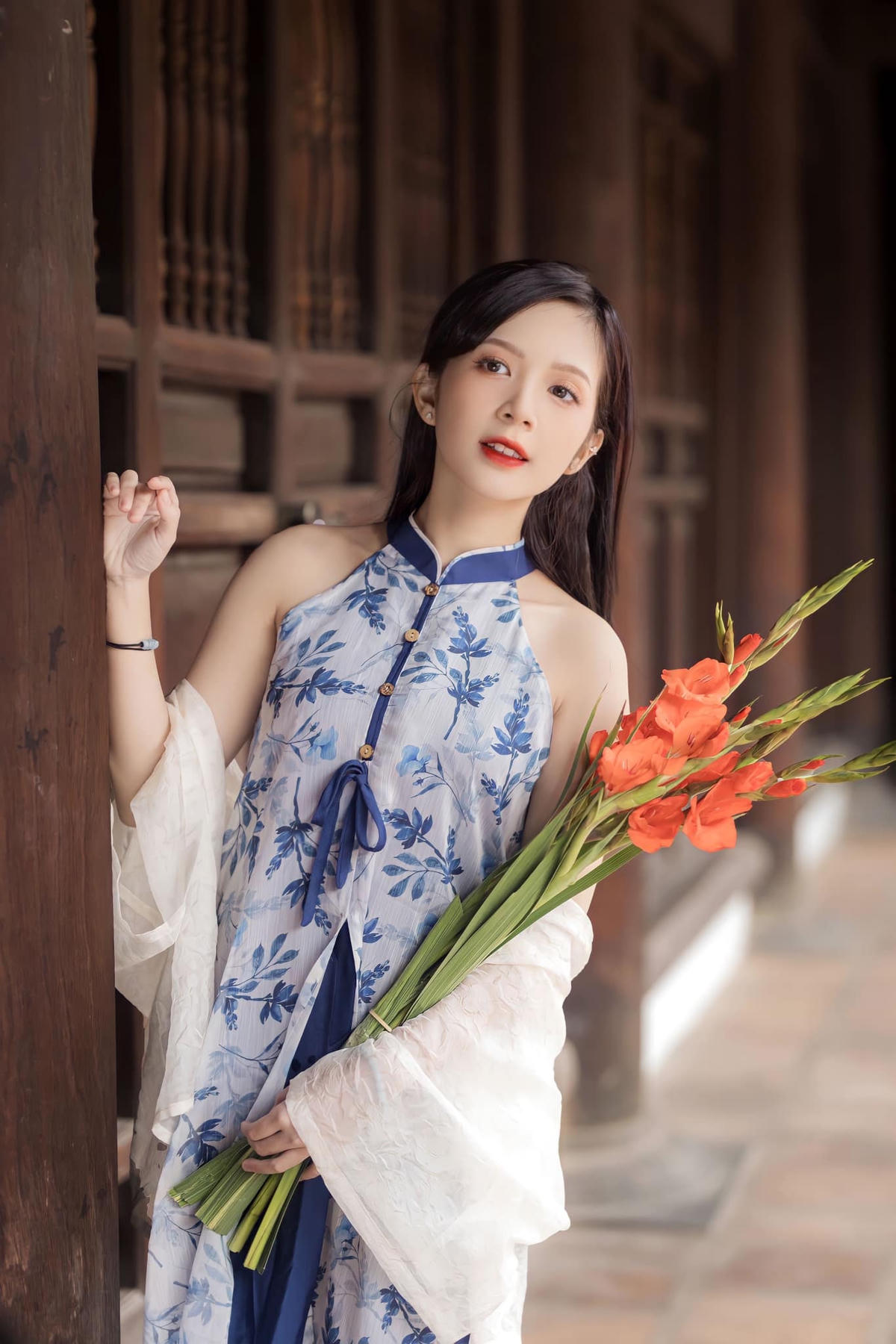 Là cựu sinh viên trường Đại học Sư phạm, Ngọc Huyền được nhiều nhãn hàng thời trang dành cho giới trẻ mời làm mẫu ảnh và dần bén duyên với nghệ thuật.
