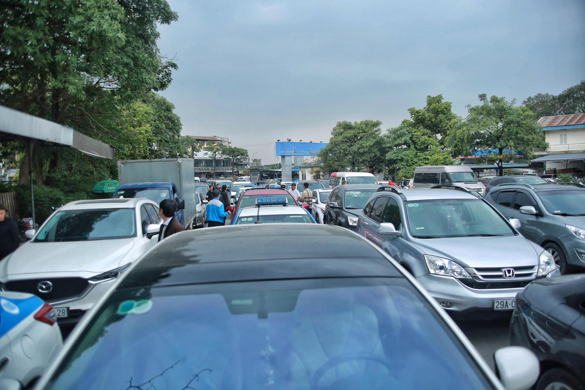 Những ngày này, lượng phương tiện đến đăng kiểm ở Trung tâm Đăng kiểm xe cơ giới 29-03S trên đường Lê Quang Đạo (Mỹ Đình, Hà Nội) rất đông. Ô tô phải xếp hàng ba, hàng tư kéo dài từ trong trung tâm tới ngoài đường Lê Quang Đạo.