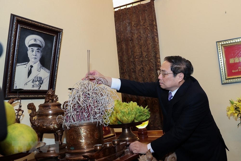 Thủ tướng Phạm Minh Chính dâng hương tưởng nhớ Đại tướng Võ Nguyên Giáp. (Ảnh: Dương Giang/TTXVN).