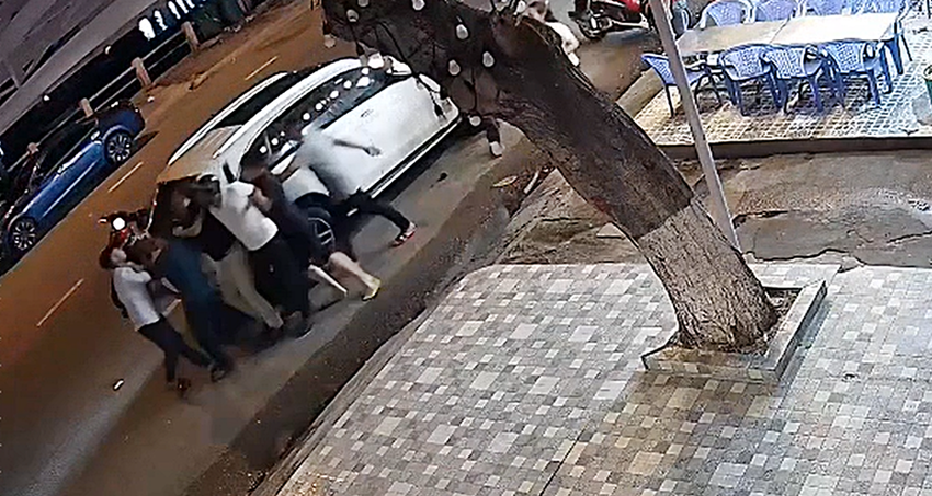 Camera ghi lại cảnh đánh nhau giữa nhóm của anh Nam và nhóm thanh niên. Ảnh: Dân Việt.
