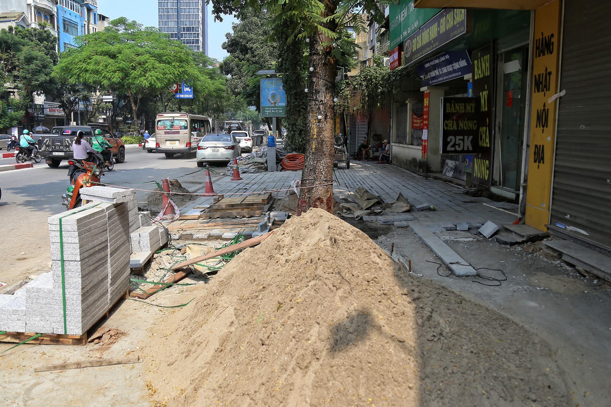 [ẢNH] Hà Nội: Đá vỉa hè với độ bền 70 năm đang nứt, vỡ nhanh chóng