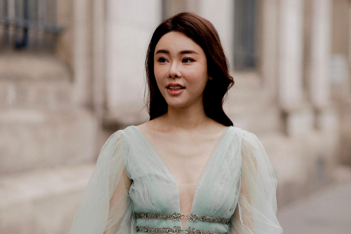 Abby Choi xuất hiện trên trang bìa nhiều tạp chí danh tiếng như Vogue, L'Officiel Monaco,… Truyền thông nước ngoài cũng dành nhiều lời khen ngợi "có cánh" cho nữ người mẫu, thậm chí còn gọi cô là gương mặt hàng đầu trong giới thời trang Hong Kong.