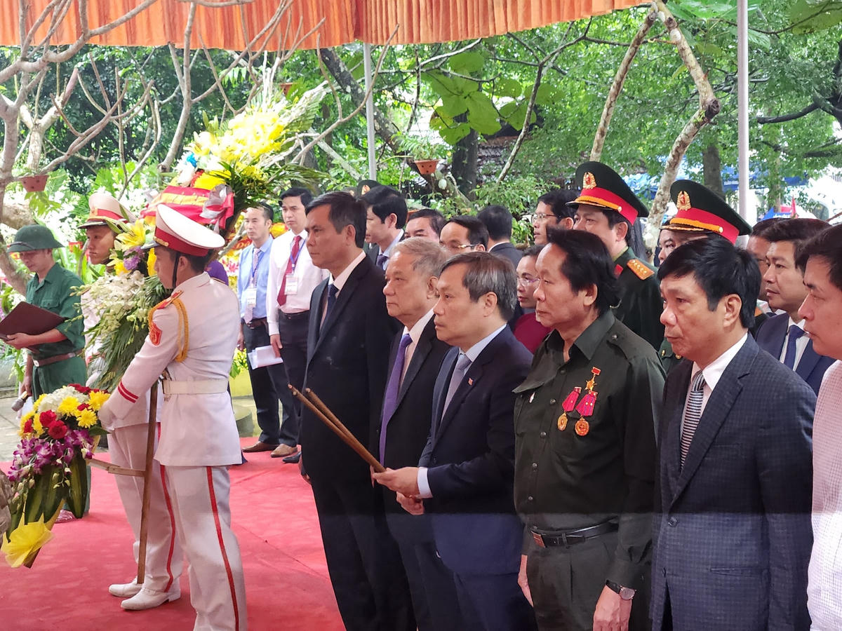 Các đại biểu dâng hương, dâng hoa tri ân các AHLS tại Đền tưởng niệm các AHLS đường 20 Quyết thắng. 