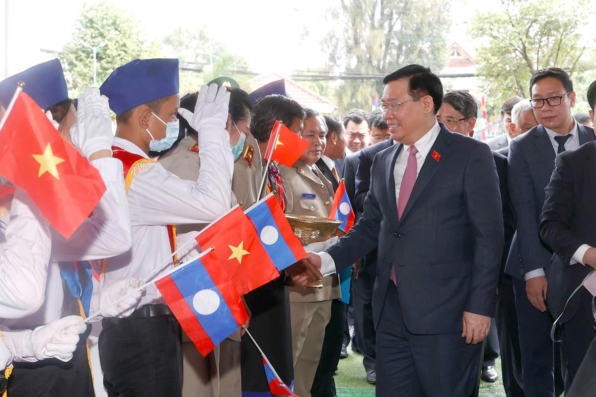 Chủ tịch Quốc hội thăm trường Dân tộc nội trú tỉnh Champasak.
