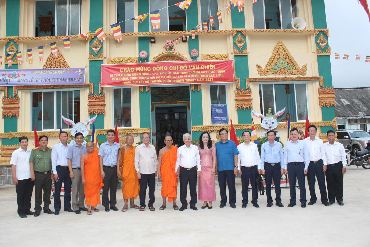Chủ tịch Đỗ Văn Chiến chụp ảnh lưu niệm cùng lãnh đạo tỉnh Bạc Liêu và các vị sư tại chùa Ghositaram.