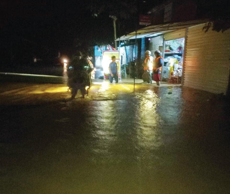 Mực nước lên nhanh khiến nhiều nhà dân bị ngập nước. Trong ảnh là người dân thị trấn Tân Lạc chạy lũ trong đêm.