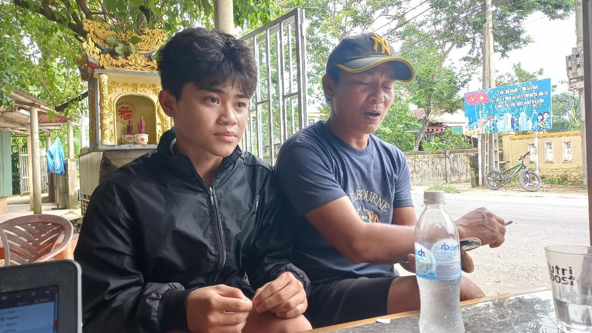 Ông Thủy (bên phải) và người con trai kể lại vụ việc.