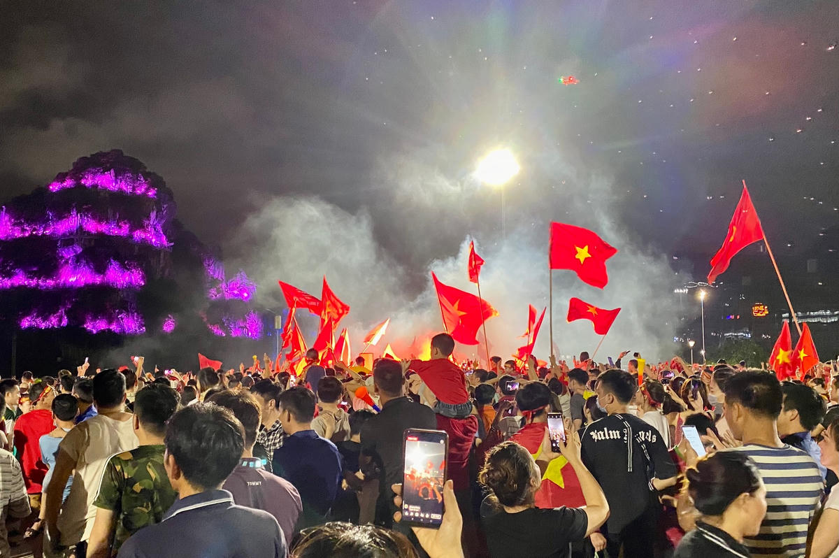 Người hâm mộ hò reo, hô vang khẩu hiệu "Việt Nam vô địch", "Việt Nam chiến thắng"... sau pha ghi bàn của U23 Việt Nam.