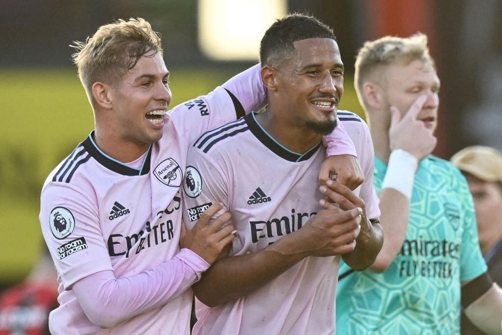 Cầu thủ Arsenal ăn mừng bàn thắng của Saliba (Ảnh: Getty).