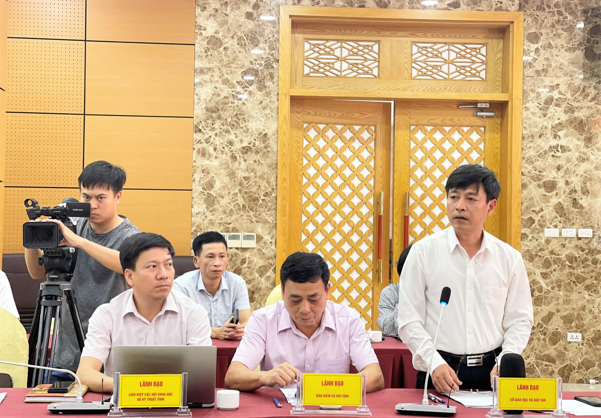 Phó Giám đốc Sở Giáo dục và Đào tạo tỉnh Quảng Ninh Đinh Ngọc Sơn phát biểu tại Hội nghị thông tin báo chí thường kỳ.