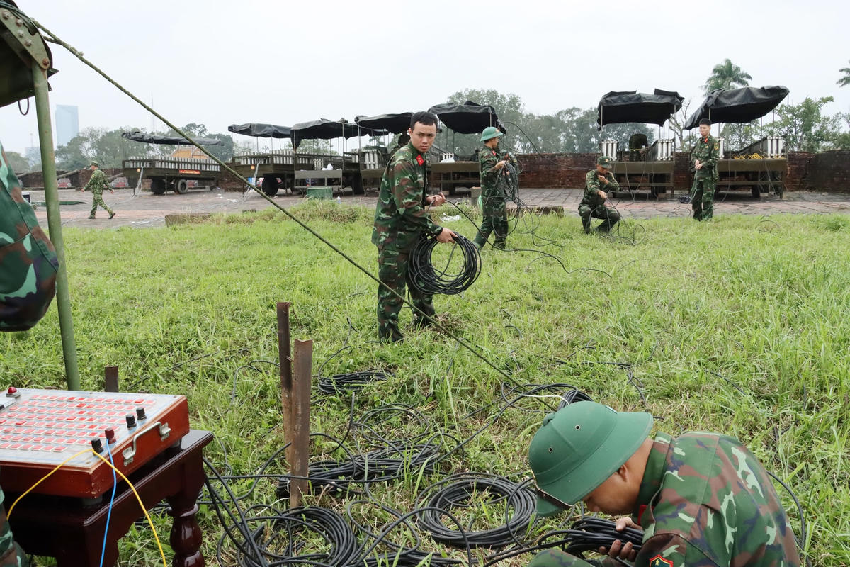 Cán bộ, chiến sĩ rải thiết bị điện.