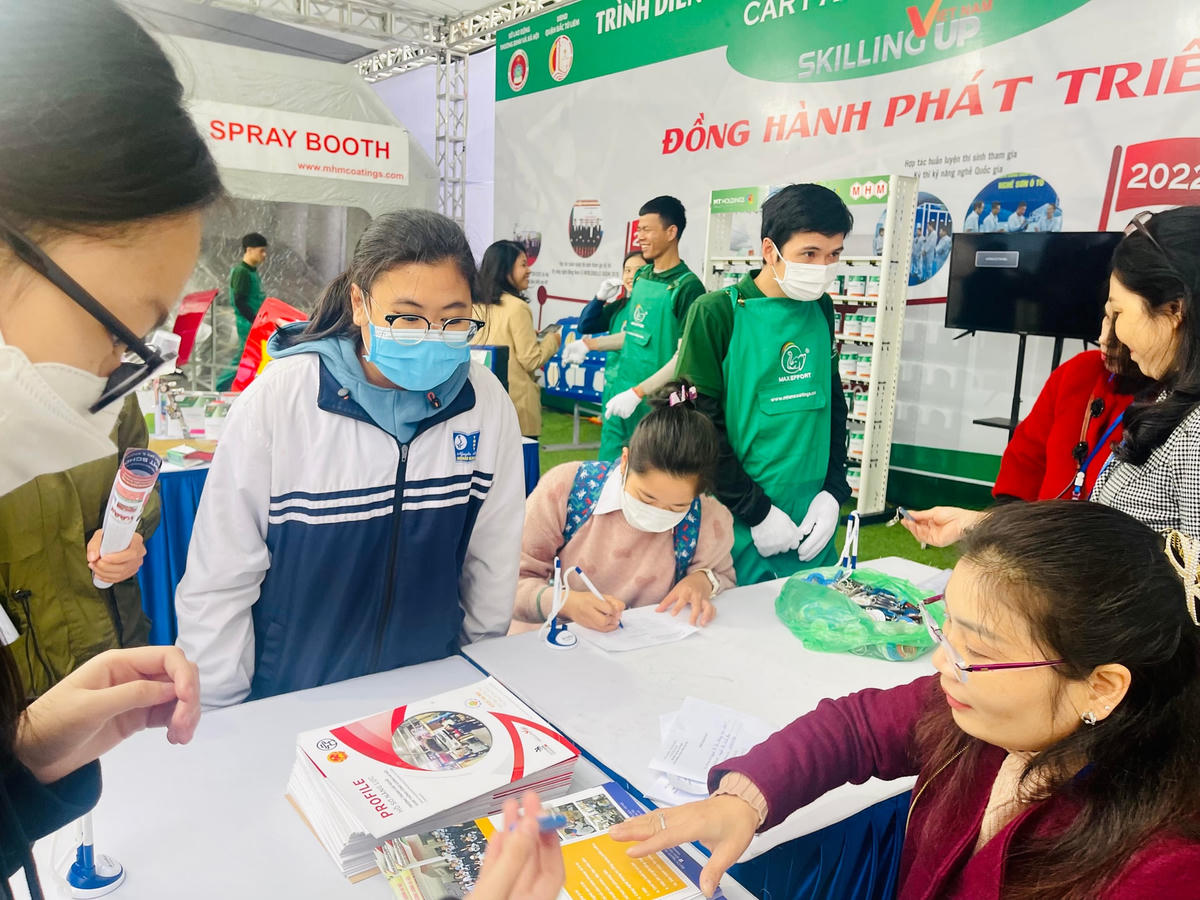 Các em học sinh, sinh viên đăng ký thông tin tại các gian hàng việc làm.