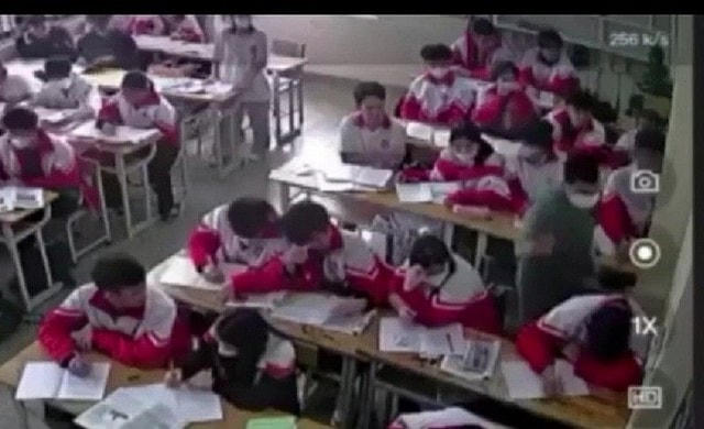 Hình ảnh thầy H. đánh 3 học sinh thường xuyên vi phạm trong lớp. 