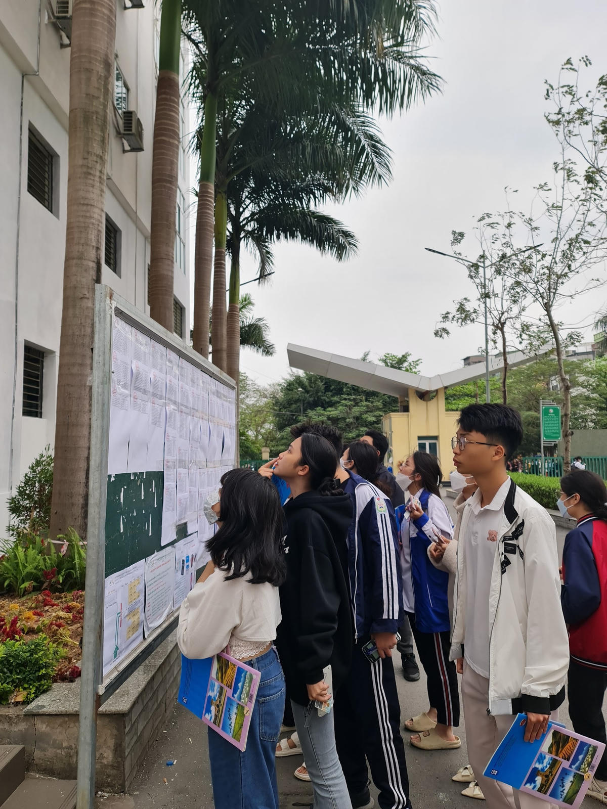 Kỳ thi đánh giá năng lực của Đại học Quốc gia Hà Nội thu hút lượng lớn thí sinh dự thi.