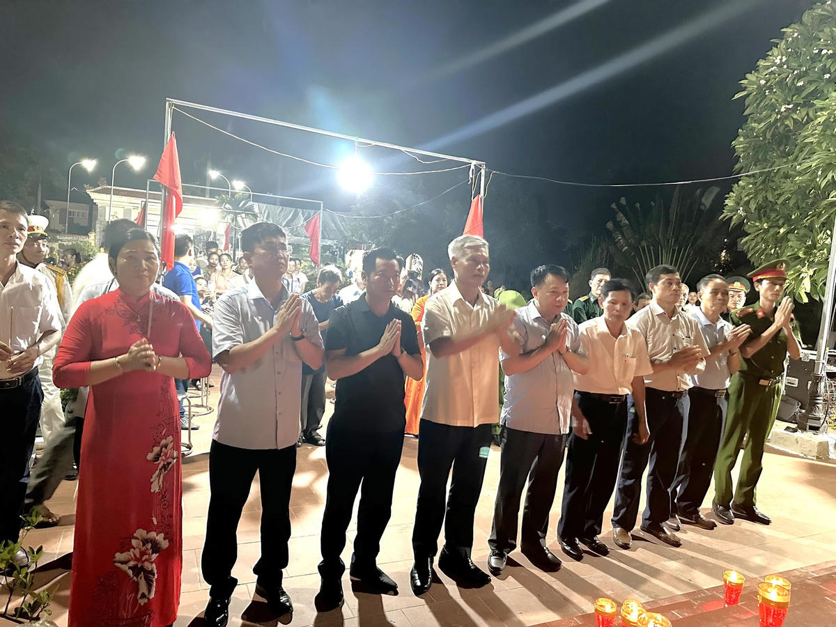 Ông Nguyễn Trọng Khiển, Phó Chủ tịch UBND huyện Thanh Oai ( đứng thứ 5 từ trái sang ) cùng các lãnh đạo ban, ngành của huyện dâng hương tưởng nhớ các anh hùng liệt sĩ.