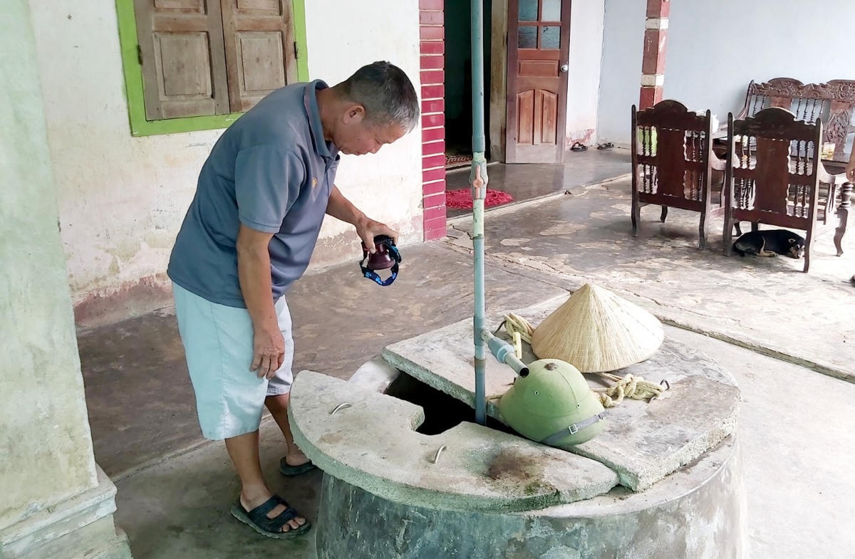 Ông Nguyễn Văn Liêm, bản Công cho biết, sau khi Công ty Tân Hoàng Khang dừng hoạt động khai thác nước ngầm, giếng nhà ông đã đầy nước. Thậm chí, mực nước đã trở về trạng thái ban đầu. (Ảnh: Điền Bắc).