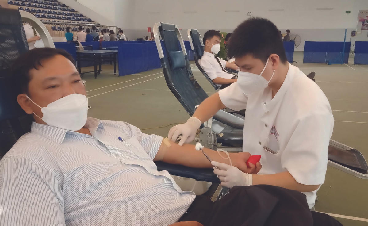 Ông Nguyễn Sỹ Hiệp trong một lần tham gia hiến máu tình nguyện.