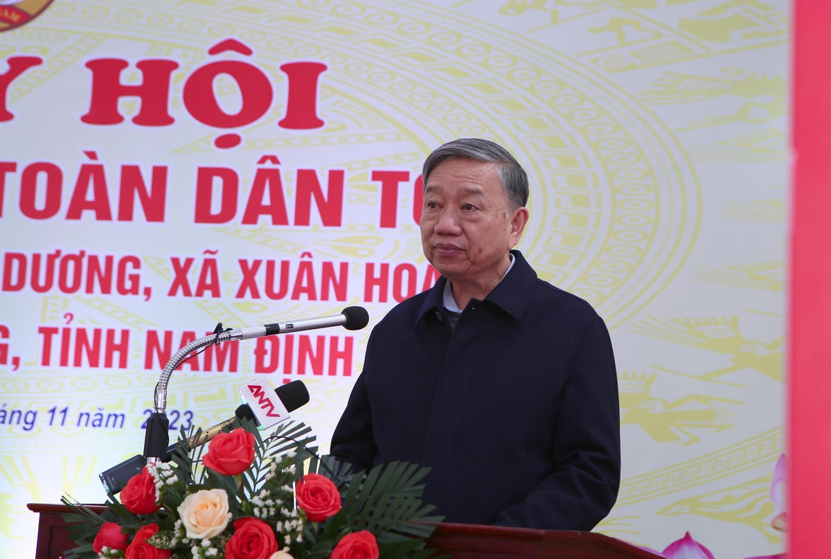 Bộ trưởng Bộ Công an Tô Lâm phát biểu, trò chuyện cùng cán bộ, nhân dân thôn Đông Dương.