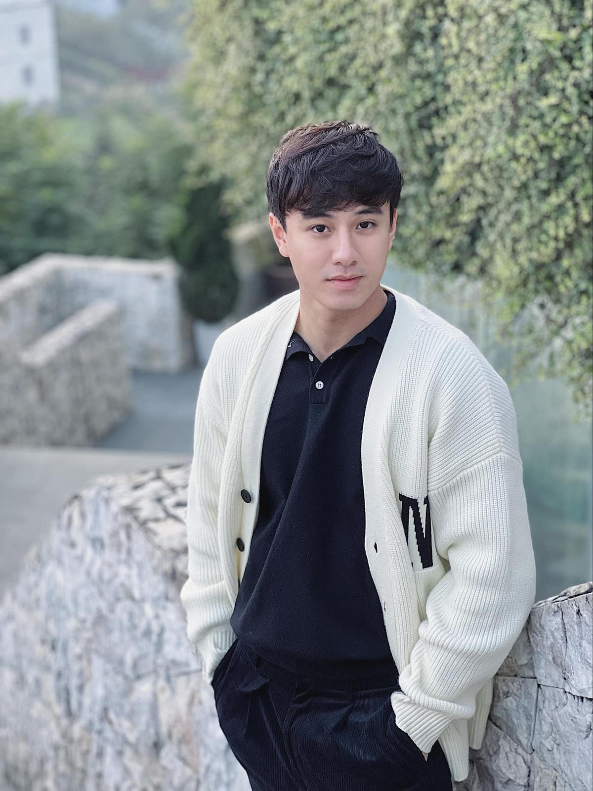 Ngoài đời, nam diễn viên có phong cách năng động, trẻ trung và được nhiều bạn trẻ hâm mộ. 