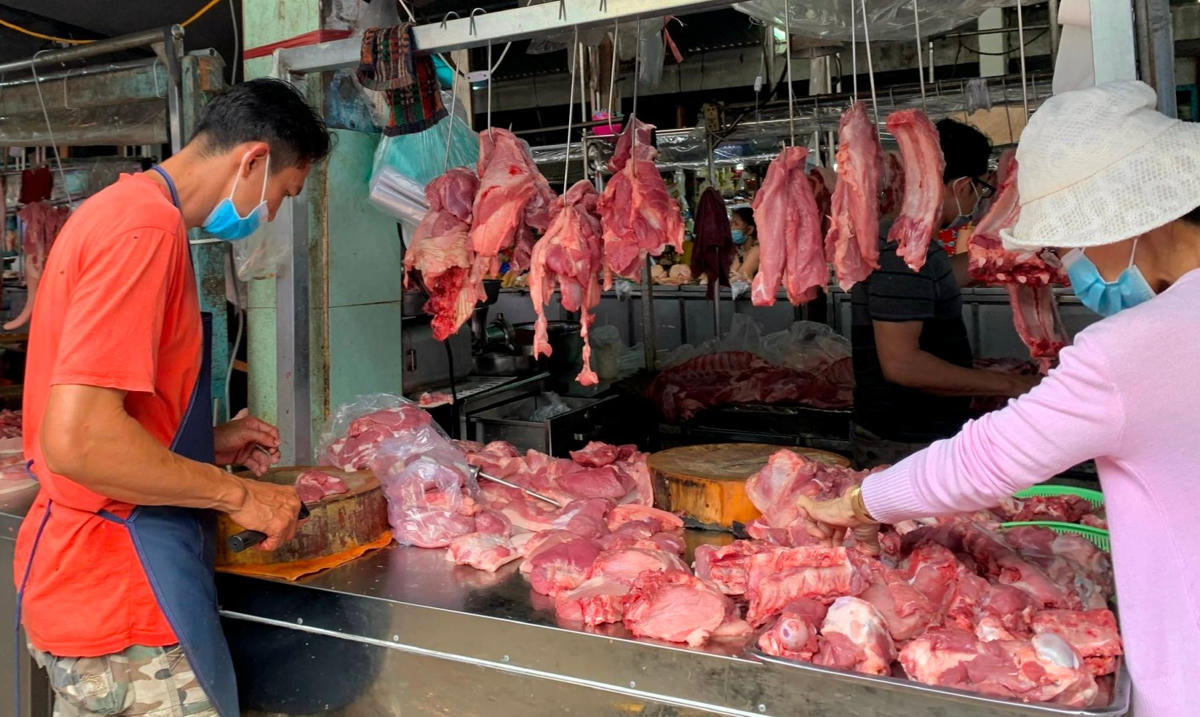 Giá thịt lợn sụt giảm liên tục trong thời gian qua.
