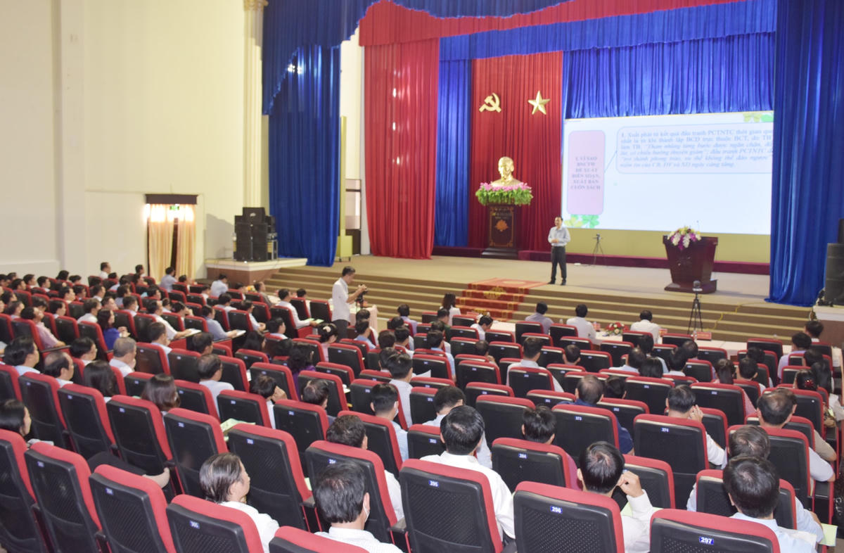 Phó Trưởng Ban Nội chính Trung ương Nguyễn Thái Học giới thiệu nội dung cuốn sách tại hội nghị.